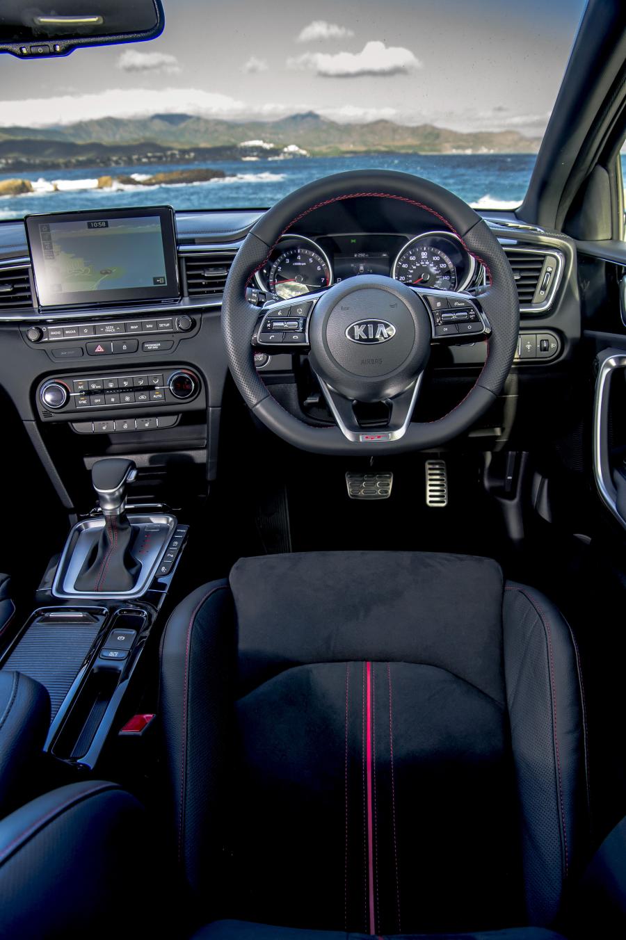 Панель приборов Kia ProCeed GT 2019 года  (фото 2 из 41)